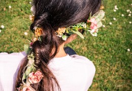 Flores no cabelo celebram a Primavera
